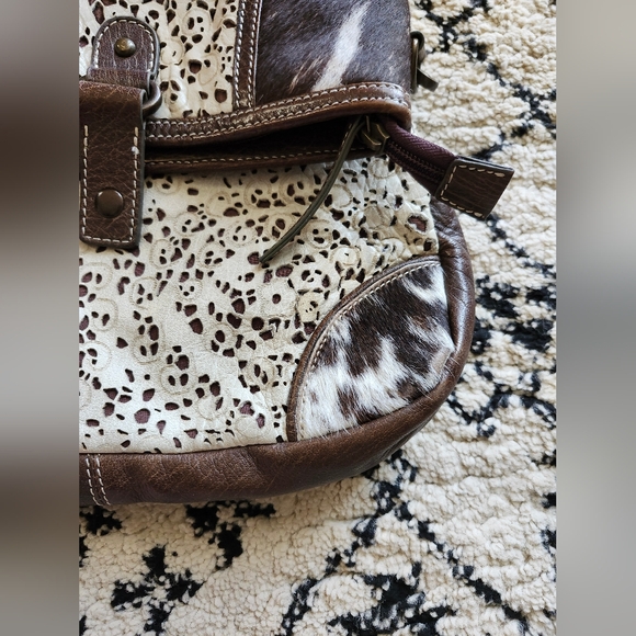 Ariat Brown Genuine Leather Cow Fur Embossed Leather Crossbody Purse Bag - Picture 3 of 8